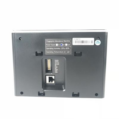 Οι υπάλληλοι τρυπούν χρονικό ρολόι δακτυλικών αποτυπωμάτων υπολογιστών γραφείου με διατρητική μηχανή το βιομετρικό