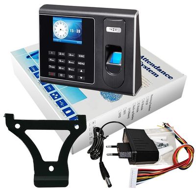 Οι υπάλληλοι τρυπούν χρονικό ρολόι δακτυλικών αποτυπωμάτων υπολογιστών γραφείου με διατρητική μηχανή το βιομετρικό